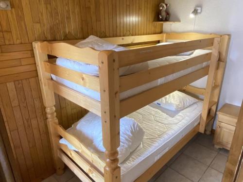 quelques lits superposés dans une chambre dans l'établissement Appartement 3 pièces à Châtel, balcon et parking privé - FR-1-676-190, à Châtel