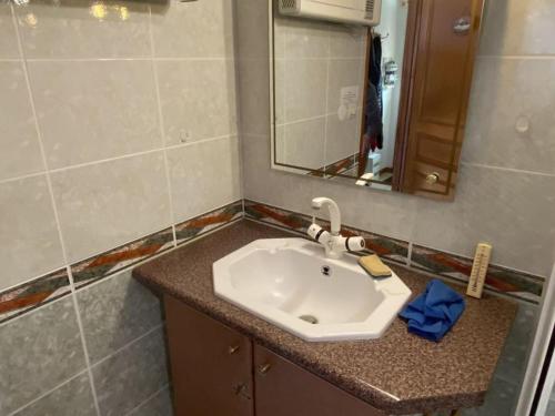 une salle de bain avec un lavabo et un miroir dans l'établissement Appartement 3 pièces à Châtel, balcon et parking privé - FR-1-676-190, à Châtel