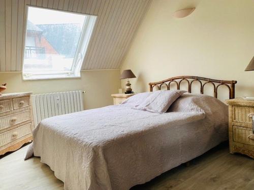une chambre avec un grand lit et une fenêtre dans l'établissement Appart T2 Mezzanine au cœur de La Baule - FR-1-392-243, à La Baule