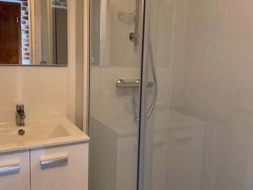 une salle de bain avec douche et lavabo dans l'établissement Appart T2 Mezzanine au cœur de La Baule - FR-1-392-243, à La Baule