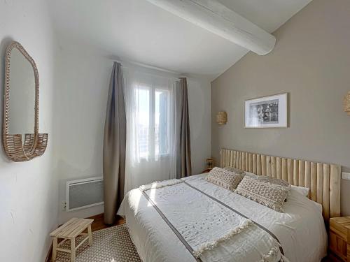 une chambre avec un lit et une fenêtre dans l'établissement Maison de village climatisée pour 4 pers aux Saintes-Maries-de-la-Mer - FR-1-475-183, à Saintes-Maries-de-la-Mer