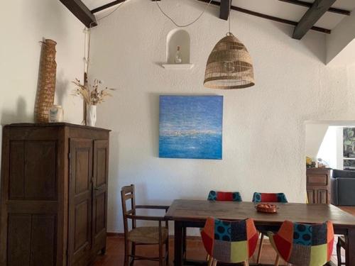une salle à manger avec une table et des chaises dans l'établissement Maison 8 pers, jardin privatif, climatisation, animaux admis - FR-1-475-185, à Saintes-Maries-de-la-Mer