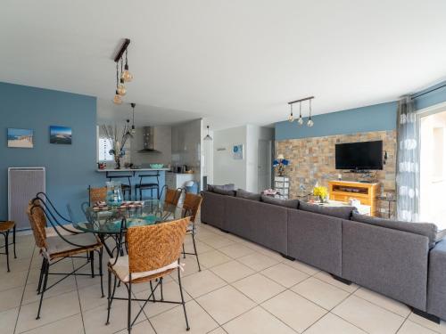 un salon avec une table et un canapé dans l'établissement Maison spacieuse à 600m du lac, 8 pers., piscine - FR-1-50-161, à Aureilhan