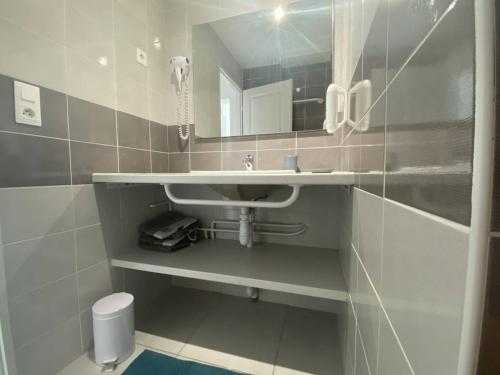 une salle de bain avec un lavabo et un miroir dans l'établissement T2 2* avec Terrasse & Jardinet - 400m Plage - FR-1-738-45, à Saint-Palais-sur-Mer