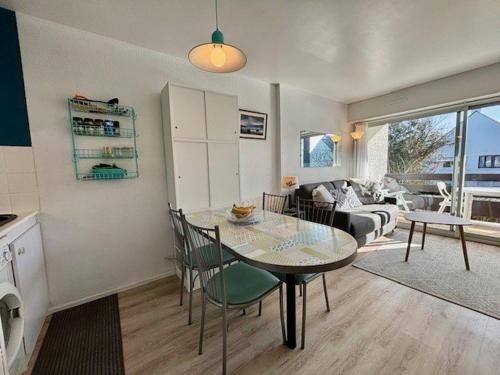 une cuisine et un salon avec une table et des chaises dans l'établissement Quiberon: Appartement cosy 2 pièces près de la plage - FR-1-478-309, à Quiberon