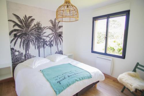Postel nebo postele na pokoji v ubytování -GAÏA- MAISON FAMILIALE VUE MER ET JARDIN DOURVEIL
