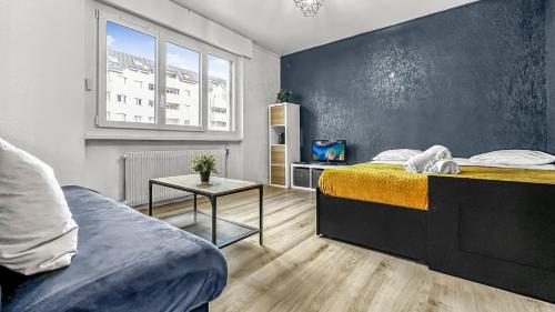 une chambre avec deux lits et une table dans l'établissement VELVET - Proche Genève - Au pied du Tram - Wifi Gratuit, à Ambilly