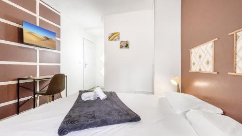 a bedroom with a bed with a chair and a desk at LA COLOC CHOCO - Belle Colocation en hypercentre / 5 chambres privées / Salle de bains privative / Proche Gare et Tram / Wifi et Netflix in Annemasse