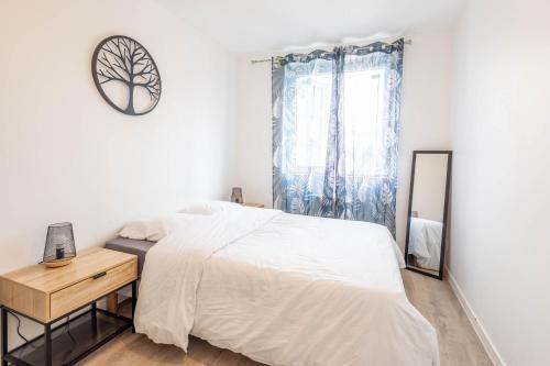 une chambre blanche avec un lit et un miroir dans l'établissement M5 Marquer Beau t2 centre ville, à Annemasse