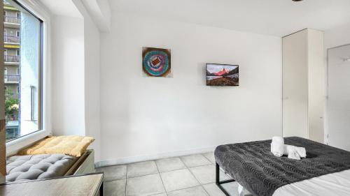 a room with a table and a couch and a window at LA COLOC CHOCO - Belle Colocation en hypercentre / 5 chambres privées / Salle de bains privative / Proche Gare et Tram / Wifi et Netflix in Annemasse