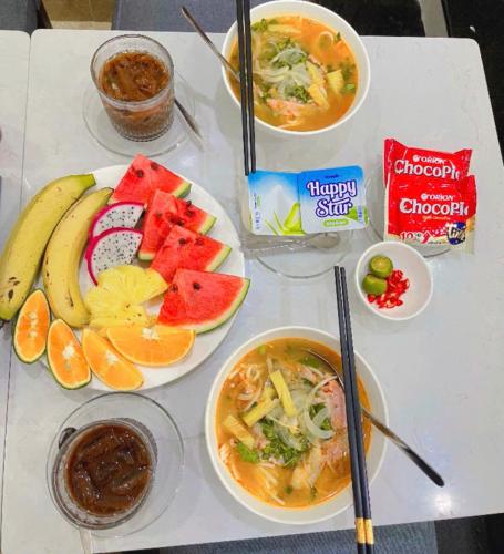 een tafel met borden en kommen soep bij Annie House in Ho Chi Minh-stad