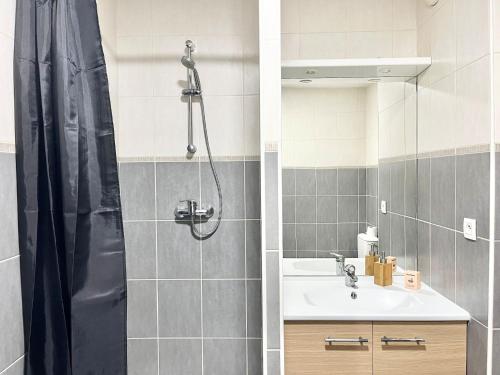 une salle de bain avec douche et lavabo dans l'établissement M12 Marquer joli studio, à Annemasse