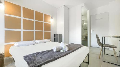 a bedroom with a large white bed and a chair at LA COLOC CHOCO - Belle Colocation en hypercentre / 5 chambres privées / Salle de bains privative / Proche Gare et Tram / Wifi et Netflix in Annemasse