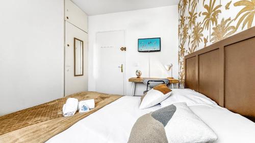 a bedroom with a large bed with a wooden headboard at Coloc Dormant - Hyper-centre, proche transports pour Genève. in Annemasse