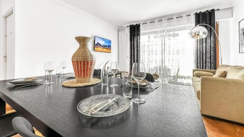 a living room with a table with wine glasses at Coloc Dormant - Hyper-centre, proche transports pour Genève. in Annemasse