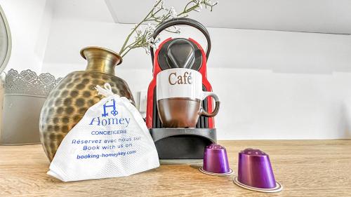 a kitchen counter with a blender and a bottle at Coloc Dormant - Hyper-centre, proche transports pour Genève. in Annemasse