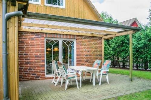 ein Tisch und Stühle auf einer Terrasse in der Unterkunft Melanie HA12 in Sögel