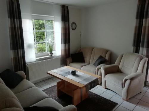 ein Wohnzimmer mit Sofas und einem Couchtisch in der Unterkunft Thesing RE22 in Sögel