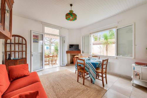 un salon avec une table et des chaises dans l'établissement Séjour apaisant et découverte du Bassin d'Arcachon, à Andernos-les-Bains