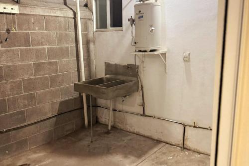 a dirty bathroom with a sink in a room at Casa GT in San Carlos