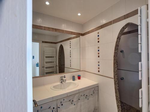 une salle de bain avec un lavabo et un miroir dans l'établissement Superbe vue mer terrasse - 218L MISS, à Cannes