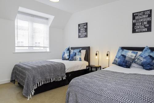 Un dormitorio con dos camas y una ventana. en K Suites - Shetland Court, en Bridgwater
