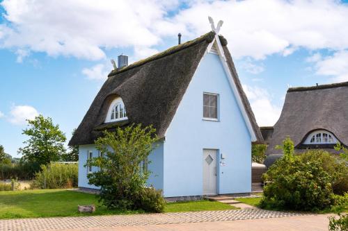 a white cottage with a thatched roof at C 5 Premium Reethaus Delphin mit eigenem Whirlpool und Außensauna in Gramkow