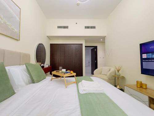 Una cama o camas en una habitación de 1702 - Boulevard Centre T2,