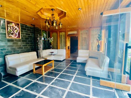 Posezení v ubytování Snow Clad Riverview Hotel & Resort, Manali