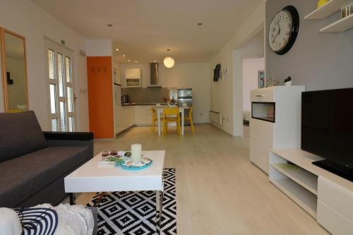 salon z kanapą i stołem w obiekcie Residence Lorena Bungalow Lavanda 1 w Poreču