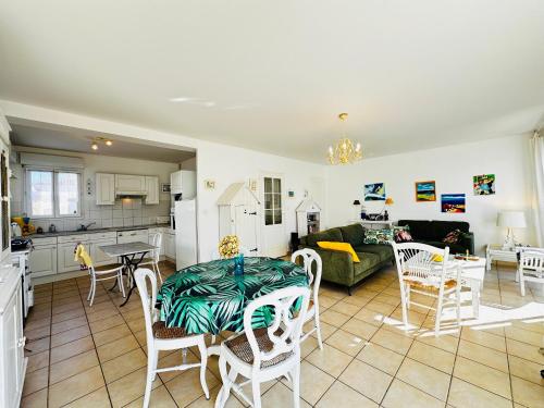 une cuisine et un salon avec une table et des chaises dans l'établissement Maison lumineuse à Fouras, proche mer, 6 pers, 3 ch, jardin - FR-1-709-89, à Fouras