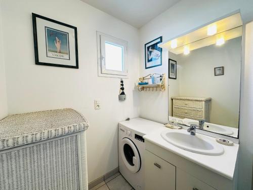 une salle de bain avec un lavabo et une machine à laver dans l'établissement Maison lumineuse à Fouras, proche mer, 6 pers, 3 ch, jardin - FR-1-709-89, à Fouras