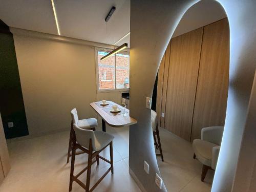 a small dining room with a table and chairs at Apartamento moderno no centro da cidade in Barreiras