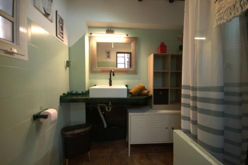 un baño con lavabo y espejo en Livingtarifa Warhol, en Tarifa