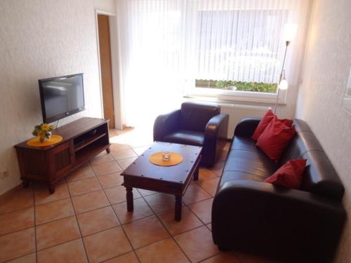 ein Wohnzimmer mit einer Couch und einem Couchtisch in der Unterkunft "Haus Stefanie" Bungalow -2- in Dahme