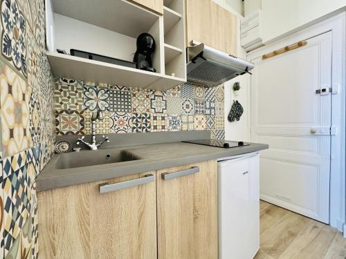 une cuisine avec un évier et un comptoir dans l'établissement Studio rénove et idéalement situé dans le centre des Sables dOlonne 2 pers, à Les Sables-dʼOlonne