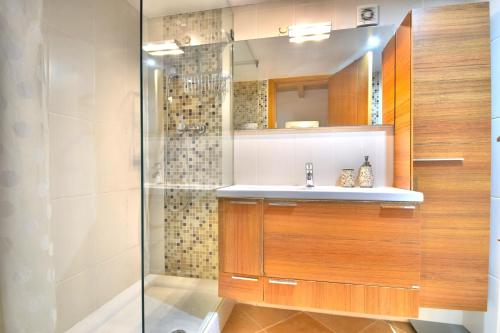 a bathroom with a sink and a shower at BeGuest Alcantarilha Family Home in Alcantarilha