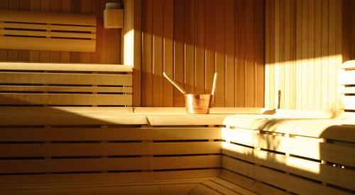 フエンヒロラにあるModern Luxury Suite with Terrace in Higueronの棚に2つのベッドとカップが置かれたサウナ