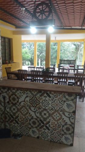 Otima Casa de campo com churrasq e WiFi em Mage RJにあるレストランまたは飲食店