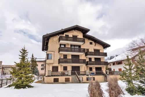 un condominio con neve sul terreno di Chesa Dal Gial - Celerina a Celerina