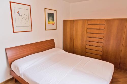 Ein Bett oder Betten in einem Zimmer der Unterkunft Chesa Dmuretta - Madulain