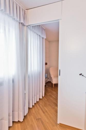 Ein Bett oder Betten in einem Zimmer der Unterkunft Chesa Dmuretta - Madulain