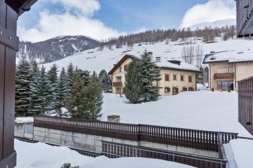 einen Winterblick vom Balkon eines Hauses in der Unterkunft Chesa Dmuretta - Madulain in Madulain