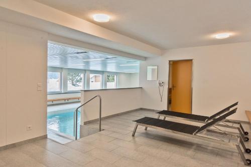 Der Swimmingpool an oder in der Nähe von Chesa Dmuretta - Madulain