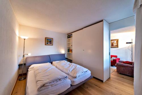 Ein Bett oder Betten in einem Zimmer der Unterkunft Chesa Dmuretta - Madulain