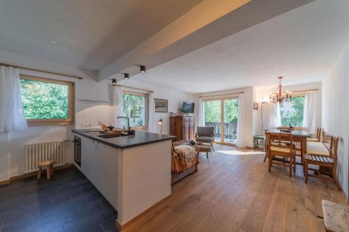 Una sala de estar con cocina y comedor. en Chesa Alta - Celerina, en Celerina