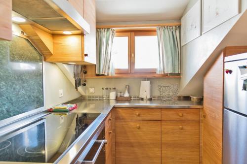 Dapur atau dapur kecil di Chesa Valluna - La Punt-Chamues-ch