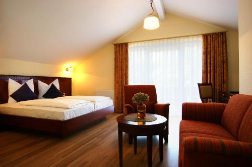 Llit o llits en una habitació de Waldcafé Hotel Restaurant