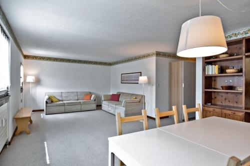 切勒里纳Chesa Chavriol 2 - Celerina的客厅里有一张桌子和一张沙发