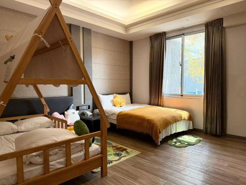 台南市にあるTalmud Hotel Tainanのベッドが2つと大きな窓がある寝室